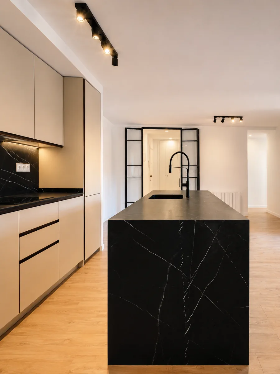 Cocina con isla de porcelánico negro