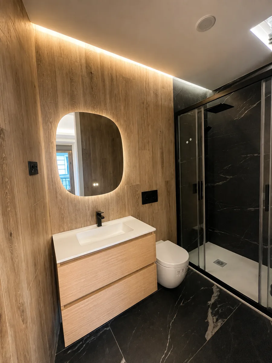Baño con porcelánico negro y ducha